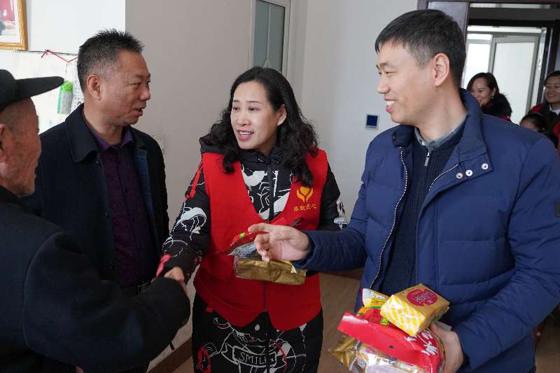 愛(ài)心暖夕陽(yáng)，情系敬老院